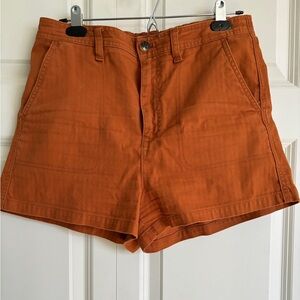 Madewell Twill 2.5” Shorts in Rust, Size M